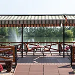 Bibic Es Tueskevar Etterem Es Horgaszto Hotel Mestecǎneşti