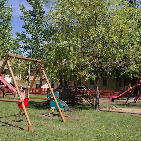 Bíbic és Tüskevár étterem és Horgásztó 3*