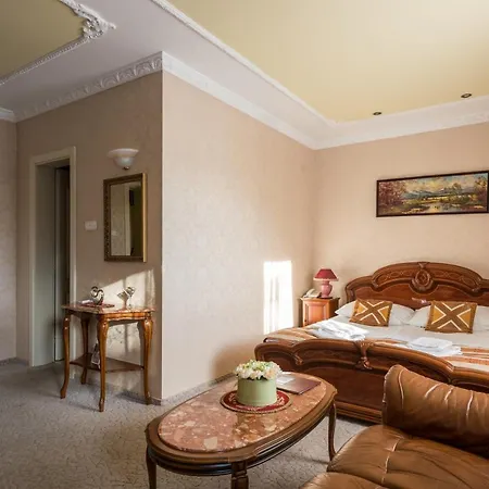 Hotel Bibic Es Tueskevar Etterem Es Horgaszto Nyiregyhaza